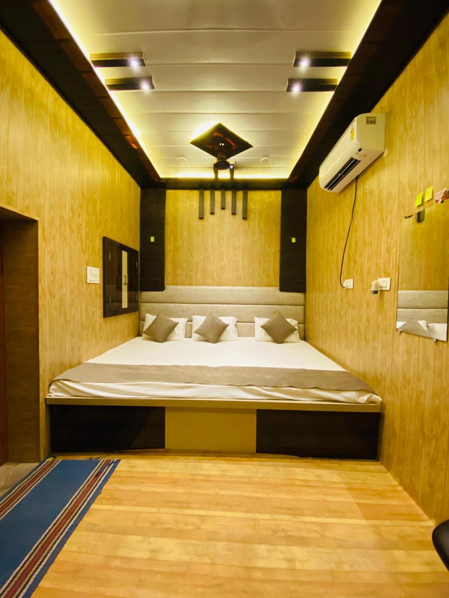 Namo Guest House Only For Indians Waranasi Zewnętrze zdjęcie