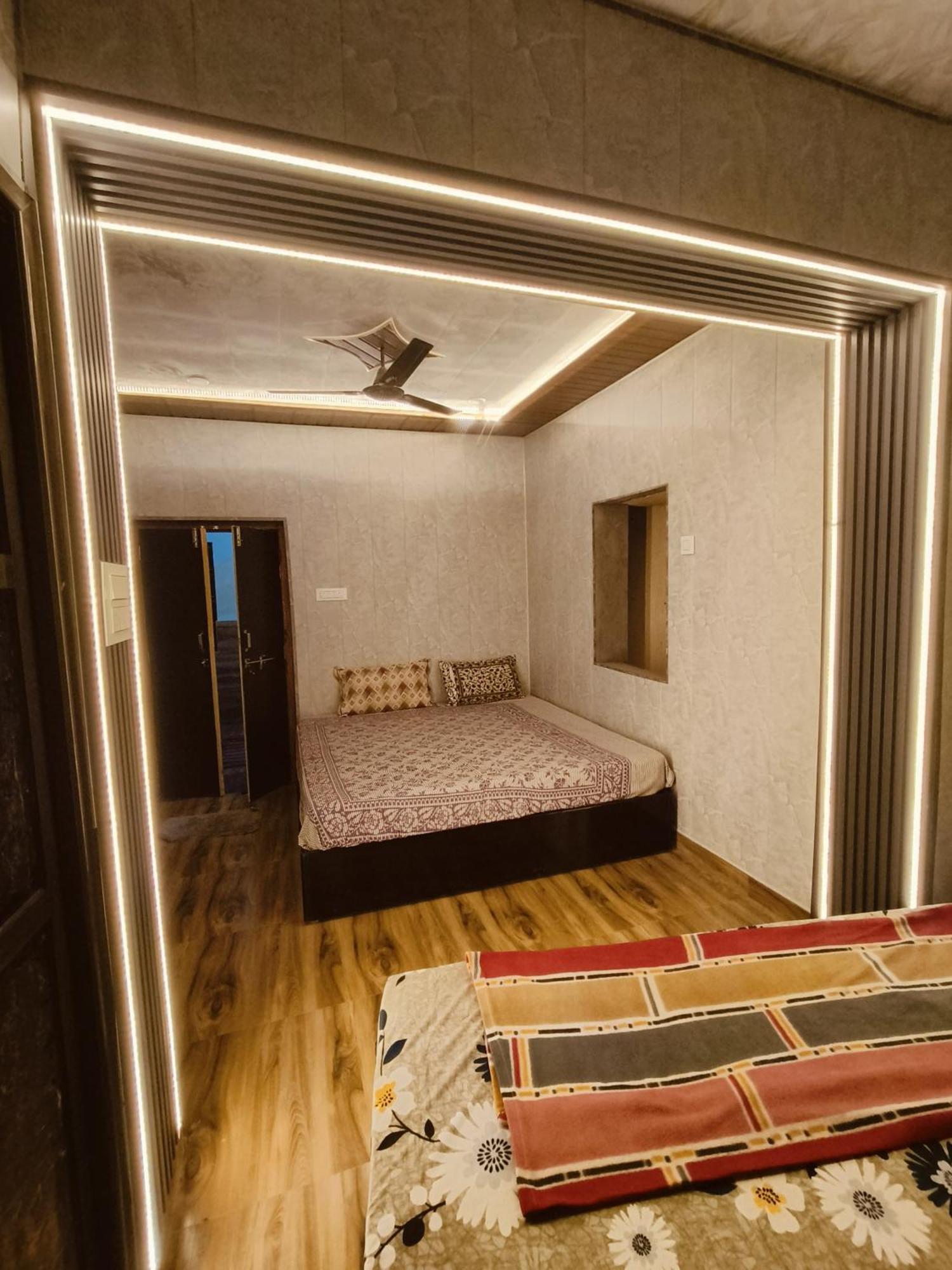 Namo Guest House Only For Indians Waranasi Zewnętrze zdjęcie